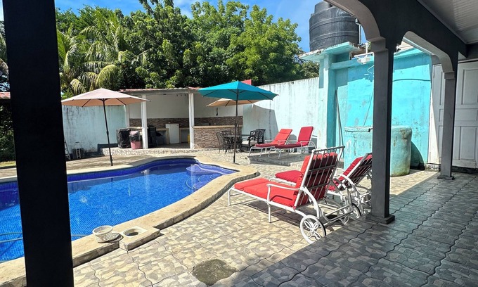 San Rafael del Sur House | Ocean Eyes Pool House- Charming 3-bedroom house with WiFi & AC in Quizala