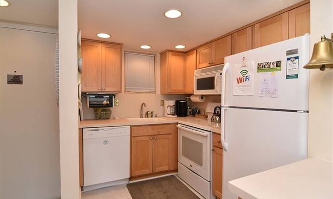 South Rehoboth Condo | OCEAN FRONT CONDO. ENJOY YOUR MORNING COFFEE SITTING ON YOUR PRIVATE BALCONY WATCHING THE SUNRISE.