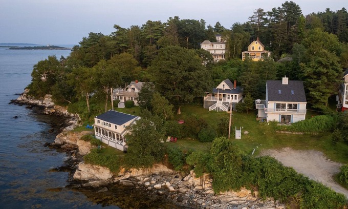 Peaks Island Cottage | Ocean front cottage with private beach.