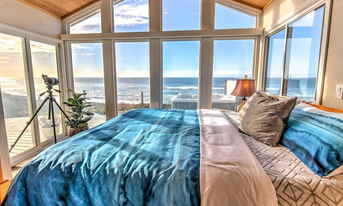 Gleneden Beach House | Ocean Front on Sandy Beach in Gleneden Beach! Ocean View Hot Tub! Dog Friendly!