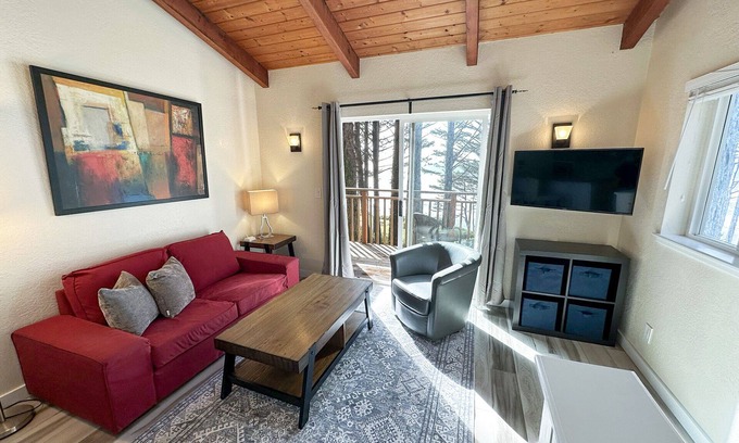 Yachats Condo | Ocean Front, Serenity at Oregon House, Stairs to the Beach!