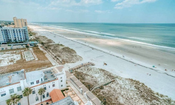 Jacksonville Beach Condo | Ocean Front Condo w/beach access and pool