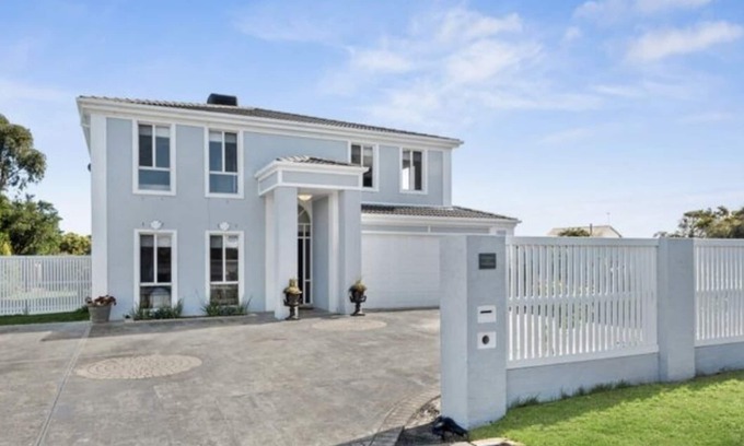 Ocean Grove House | Ocean Grove Sea Dreams is a beautiful 5 bedroom family home close to the beach.