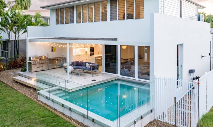 Agnes Water House | Ocean House - 4 BR w/Private Pool - 100m to Beach