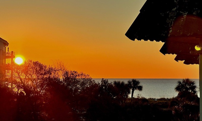Folly Field Condo | Ocean & Marsh View! KING BED 65"TV Bar Pickleball!