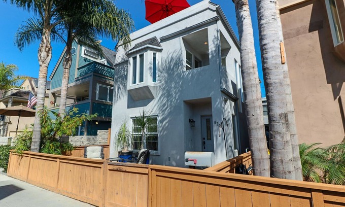 Mission Beach House | Ocean or Bay steps away- Beach House with charm and comfort