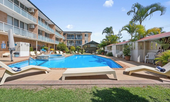 Mid North Coast Waterfront Apartment | Ocean Parade 10 – Retro Coastal Apartment Opposite Park Beach