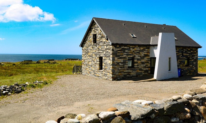 Maghery Cottage | OCEAN SAIL HOUSE, pet friendly in Dungloe, County Donegal