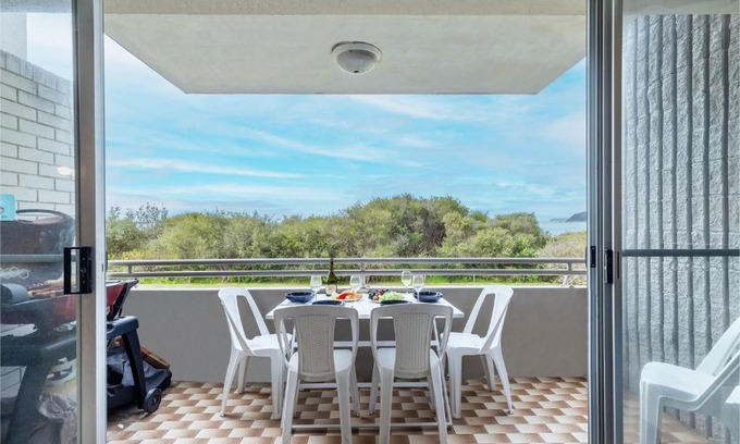 Nelson Bay Apartment | Ocean Shores, 5 27 Weatherly Close - waterfront unit with views to Shoal Bay and wifi