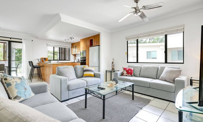 Yorkeys Knob Apartment | Ocean Spray- Beachfront Retreat with Ocean Views, Jacuzzi & Pool