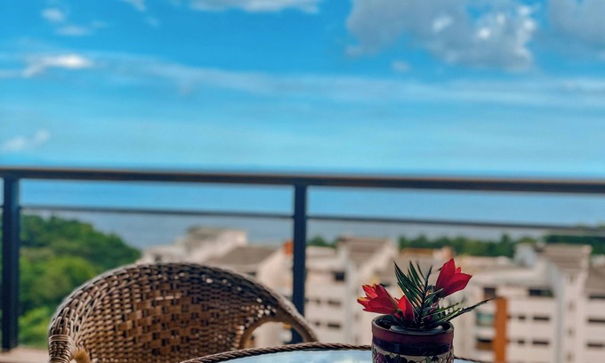 Parque Enseada Apartment | Ocean View and Air Conditioning