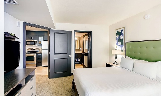 Northeast Virginia Beach Hotel | Ocean View Getaway in Virginia Beach! Outdoor Swimming Pool, Kitchenette!