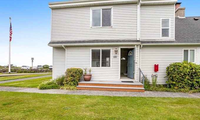 Seaside Cottage | Ocean-view getaway with a heated pool & fireplace - walk on the beach