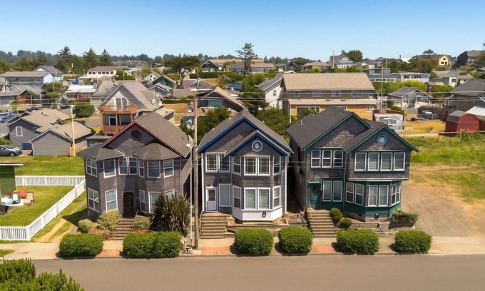 Newport House | Ocean view homes with hot tubs, enclosed yard, fireplace - 1 block to the beach