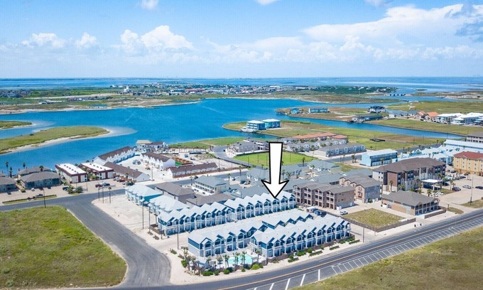 Corpus Christi House | Ocean view, steps from the beach!
