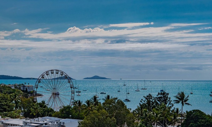 Airlie Beach Apartment | Ocean views 10a pool and spa