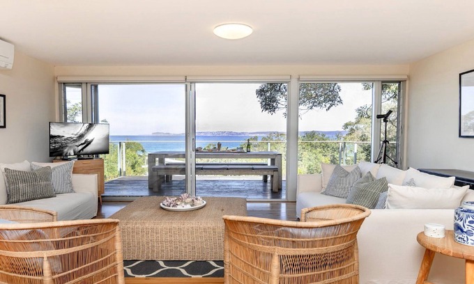 Killcare House | Ocean views, easy walk to beach and national park