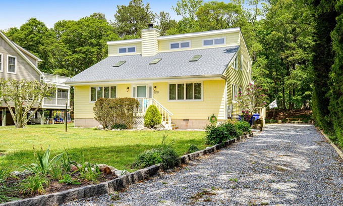 Ocean View House | Ocean Way Estates retreat with large upper deck & enclosed patio - dog-friendly