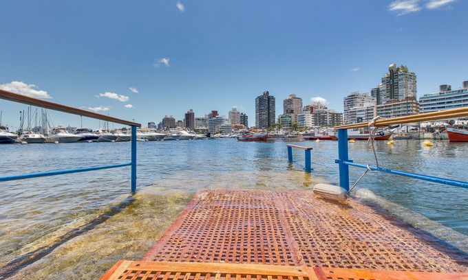 Aidy Grill Apartment | Oceana Suites The Point