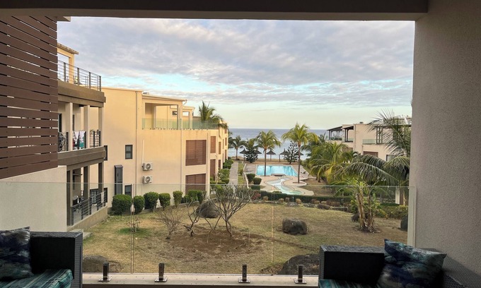 Flic-en-Flac Condo | Oceanfront 3-bedroom condo with AC in Flic en Flac beach