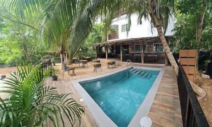West End House | Oceanfront 9BR Cabin with Pool + Direct Sea Access, Group Paradise"