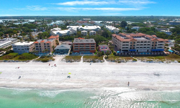 Indian Rocks Beach Condo | Oceanfront condo with WiFi, pool & views - walk to dining & attractions