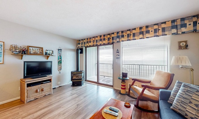 Newport Condo | Oceanfront condo with amazing view, fireplace, balcony & beach access