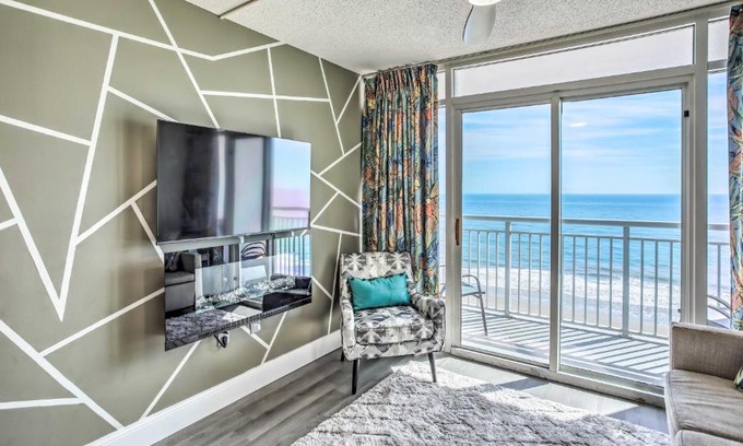 Myrtle Beach Apartment | Oceanfront Condo with Beach Access Near Boardwalk!