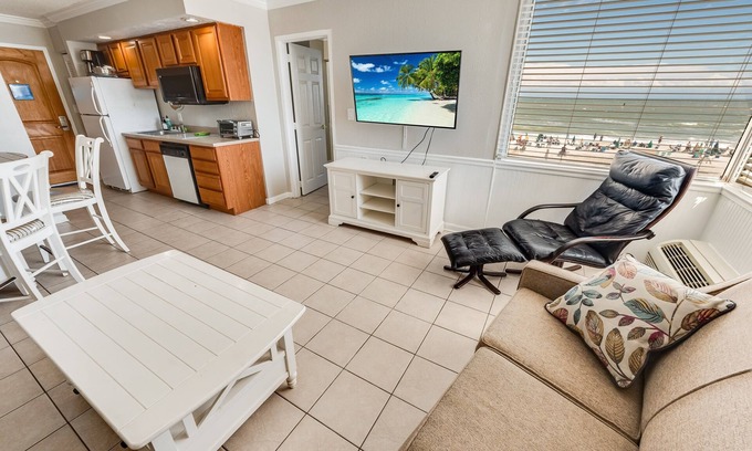 Myrtle Beach Condo | Oceanfront Corner, Low Floor, Ocean Annies, Pools!