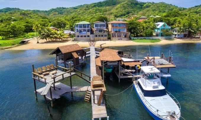 Antoneys Cay House | Oceanfront! Diving, Snorkeling, Kayaking. Turtle Casa BEACH & GAMING SUITES