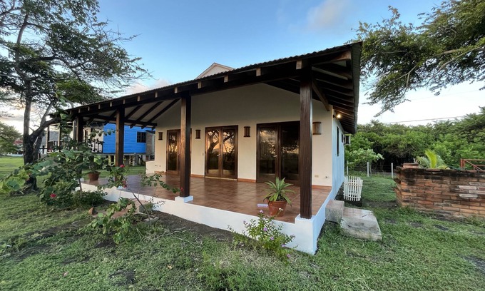 Leon House | Oceanfront Escape: 2BR Bungalow on Nicaragua’s Treasure Beach