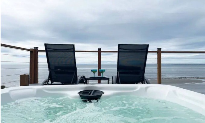 Oak Harbor House | Oceanfront Escape w/Hot Tub!.