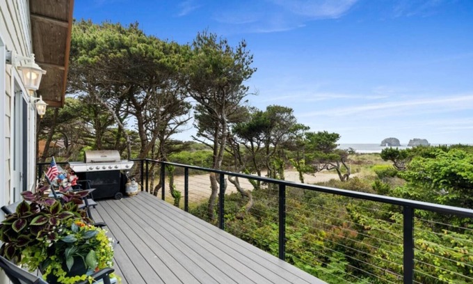 Rockaway Beach House | Oceanfront Family Cabin *4 BR* *Wrap-Around Deck*