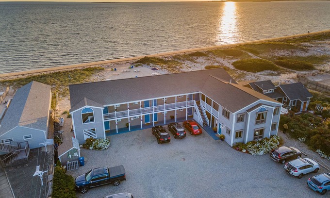 North Truro Apartment | Oceanfront gem with amazing beach views, AC & WiFi - dogs welcome