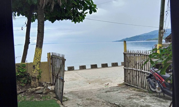 Puerto Galera House | Oceanfront Guest House