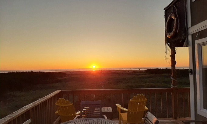 Grayland House | OCEANFRONT Home - Beach Path - Fantastic Views - Large Deck - Fire Pit - Dogs OK