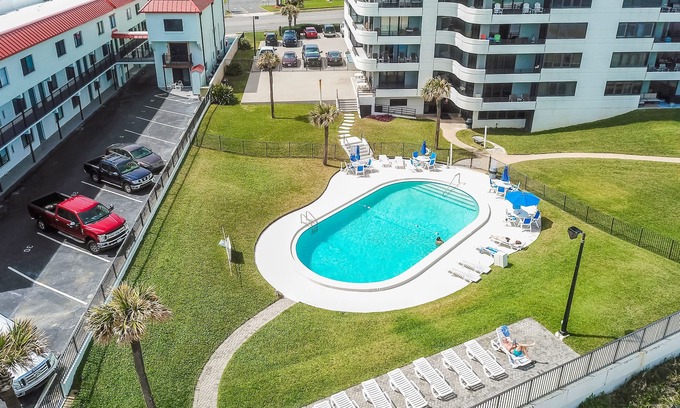 Daytona Beach Condo | Oceanfront home with shared pool close to Daytona International Speedway