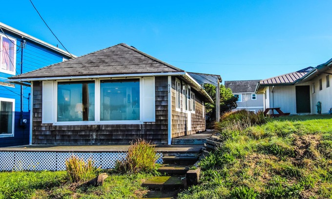 Newport House | Oceanfront Home with Ocean Views - Walking Distance to Eateries and Shops