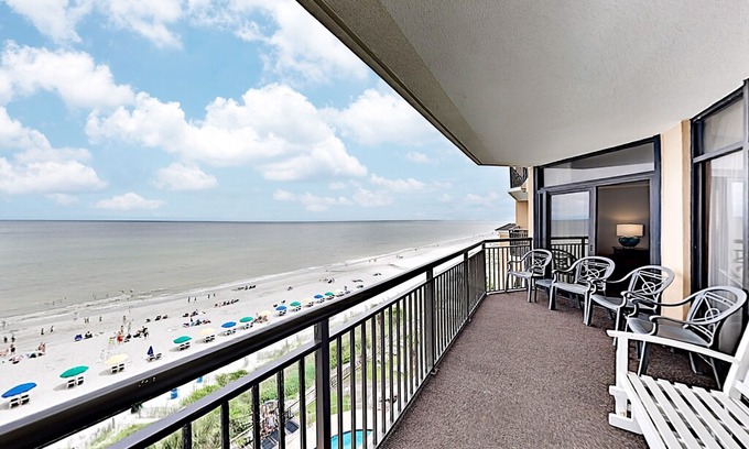 Myrtle Beach Condo | Oceanfront Island Vista Condo: Resort Pools, On-Site Dining & Tiki Bar