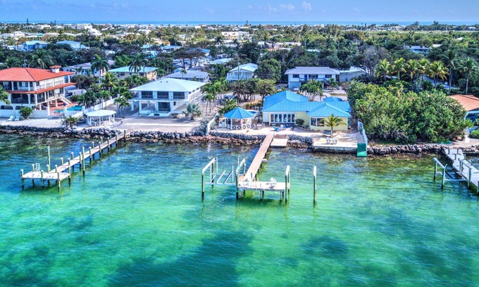 Marathon House | OCEANFRONT POOL HOUSE WITH 5 BEDROOM 3 BATH, SLEEPS 12 GUESTS.