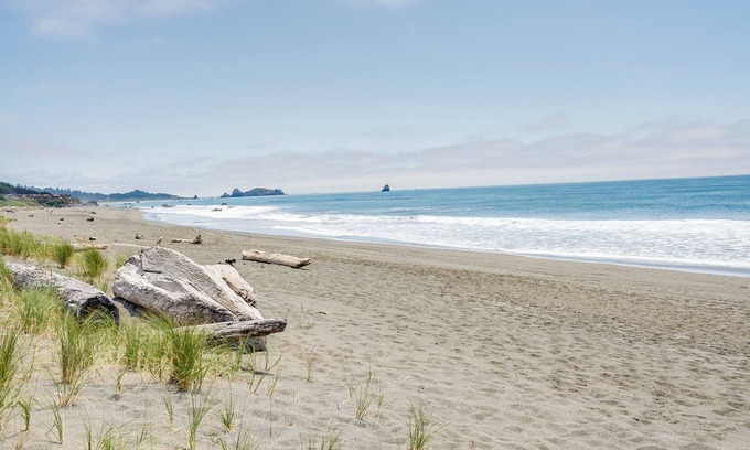 Smith River Cottage | Oceanfront Smith River Cottage: Beach Access!
