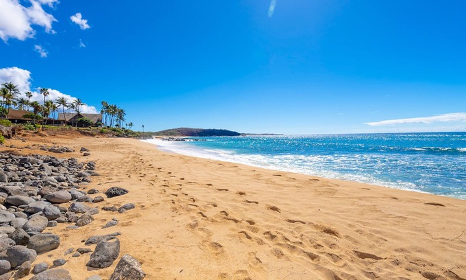 Maunaloa Apartment | Oceanfront Studio w/Free WiFi, Lanai, & Shared Pool, Grills - Walk to the Beach