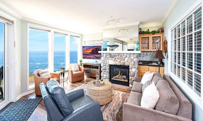 Depoe Bay Condo | Oceanfront & Whale Watching | Coastal Breakers