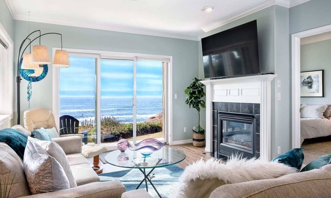 Depoe Bay Condo | Oceanfront, Whale Watching, Pool | Sunset Serenity