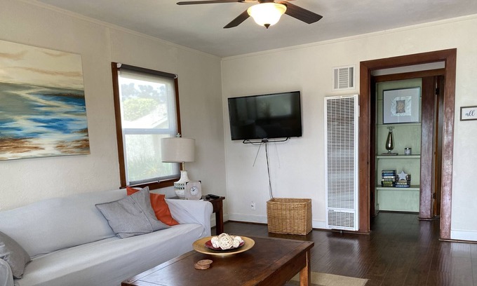 Townsite Cottage | Oceanside Beach Comfortable Cottage