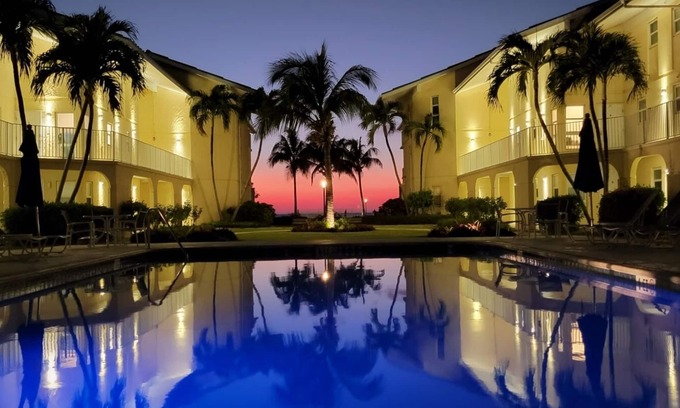 Seven Mile Beach Condo | Oceanside Condo on 7 Mi. Beach Pool Access Walk to Camana Bay!