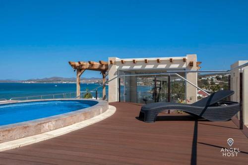 Esterito Apartment | Oceanview Balcony RoofPool Steps to Malecón