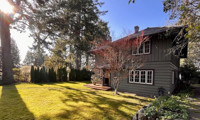 Regional District of Nanaimo House | Oceanview home - 2 min walk to the beach!