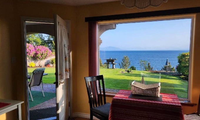Regional District of Nanaimo Apartment | Oceanview Orca view Suite