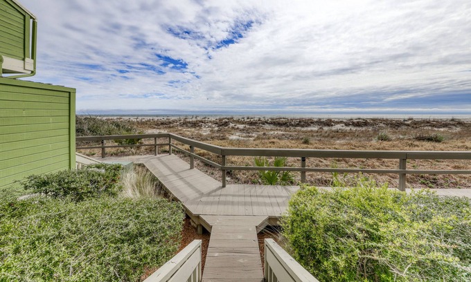 Isle of Palms Villa | Oceanview villa just steps from the beach w/community pool & basketball access!